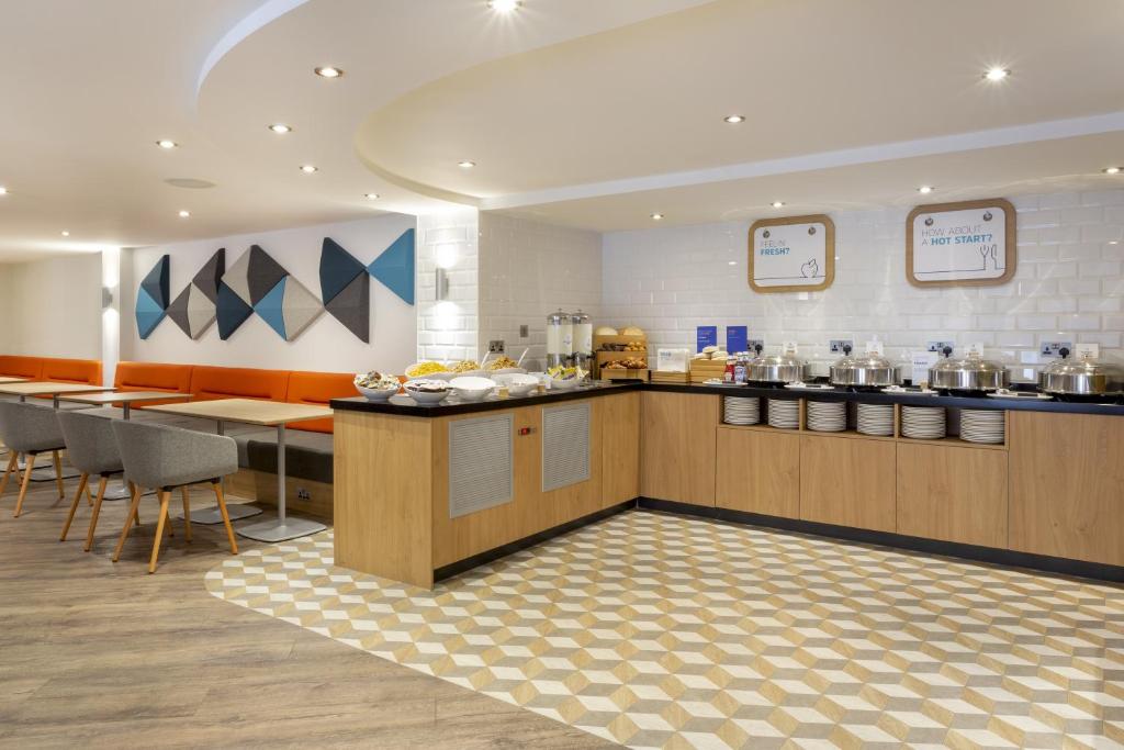 Taxi from Holiday Inn Express Edinburgh City Centre to Edinburgh Airport